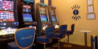 Dealer live casino miami4d sedang melayani pemain dalam live streaming berkualitas tinggi